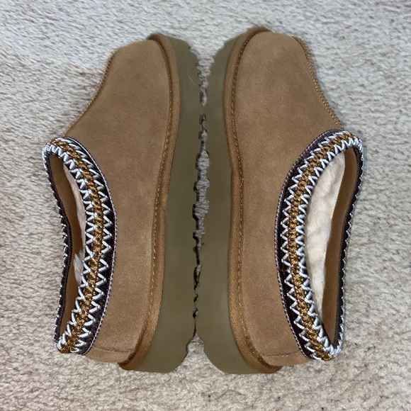 (SOLD) Size 6- Woman's UGG TASMAN Chestnut slipper - Picture 4 of 7